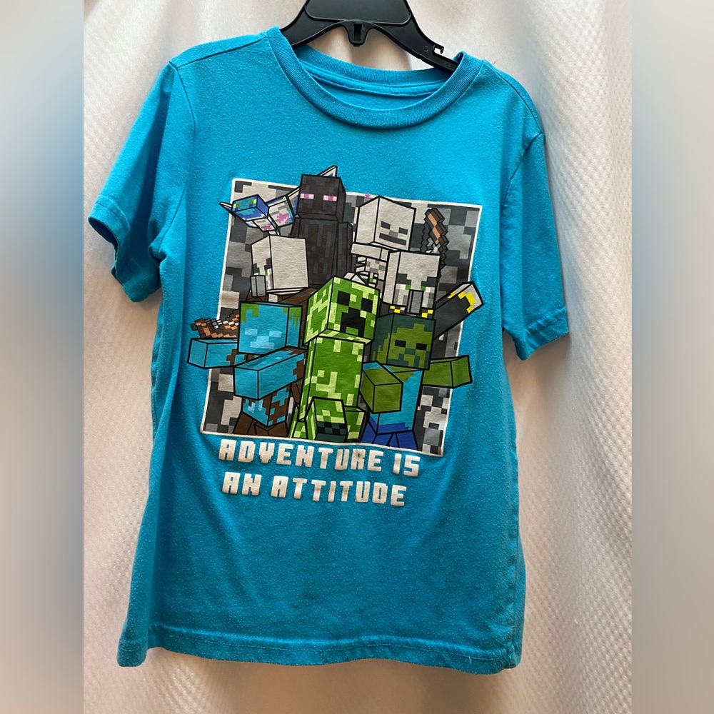 Boys size 6/7 Minecraft shirt shirt sleeve t practically new.
